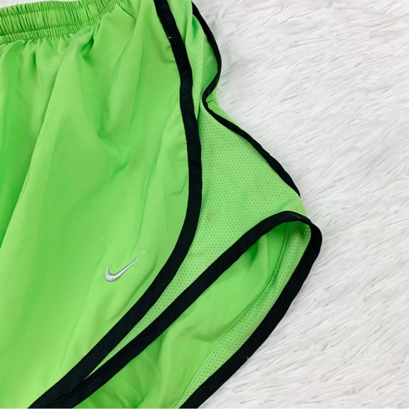 Nike training short in neon green - Picture 3 of 7